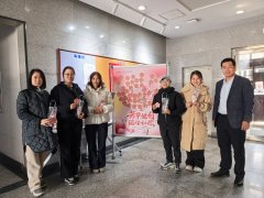 女教职工们正在工会工做人员的指导于本人的节